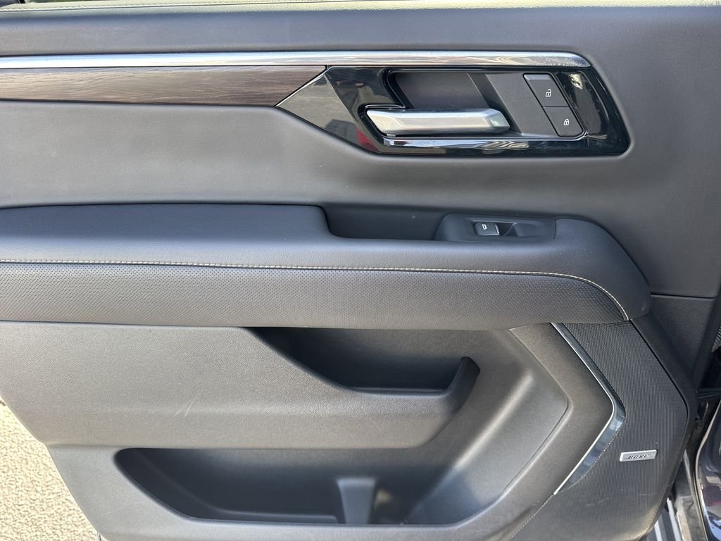 2025 Chevrolet Suburban Premier - Photo 22