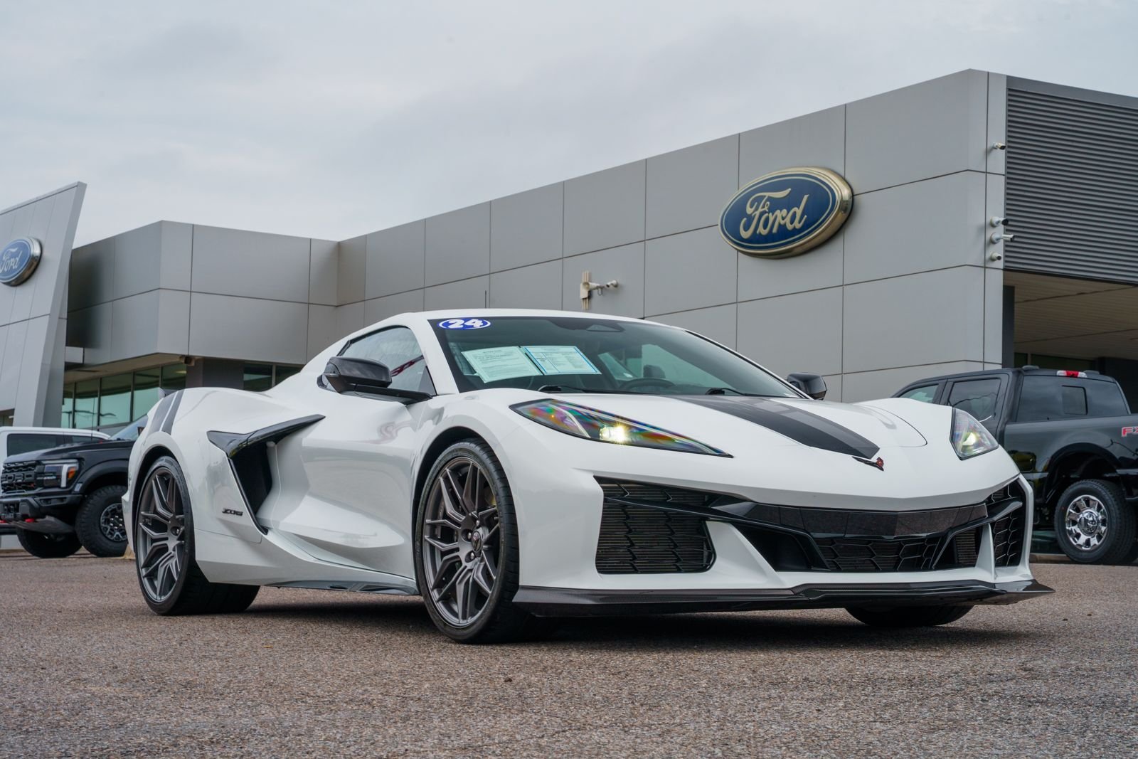 Used 2024 White Chevrolet Z06 image 1