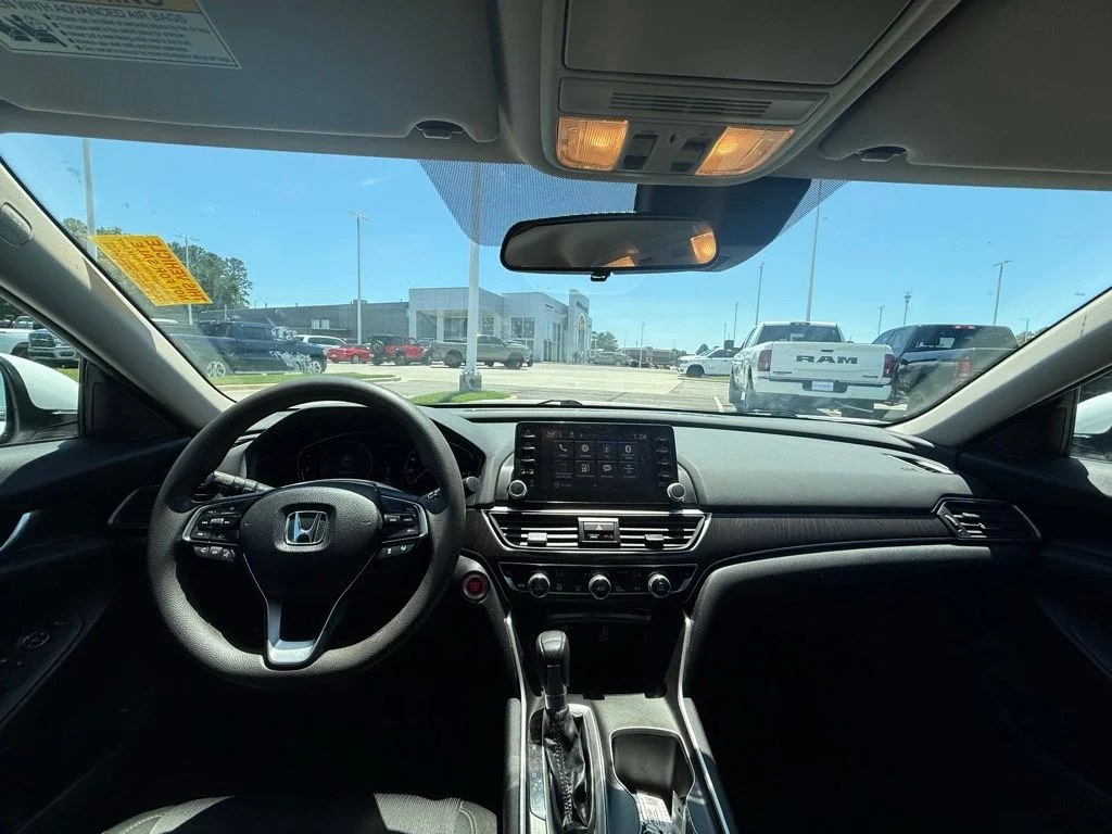 Used 2018 White Honda EX image 9