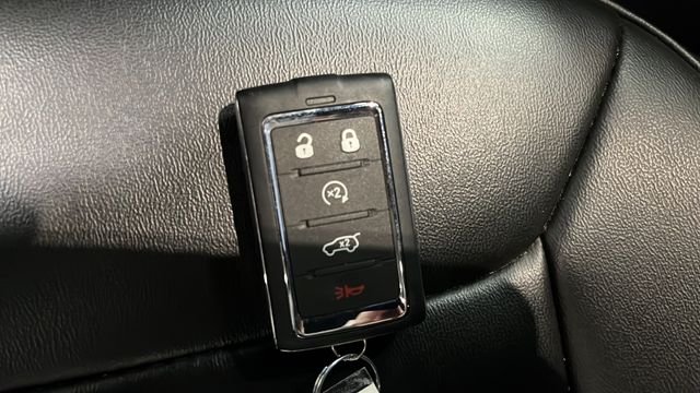 Used 2024 Diamond Black Crystal Pearlcoat Jeep Limited image 20