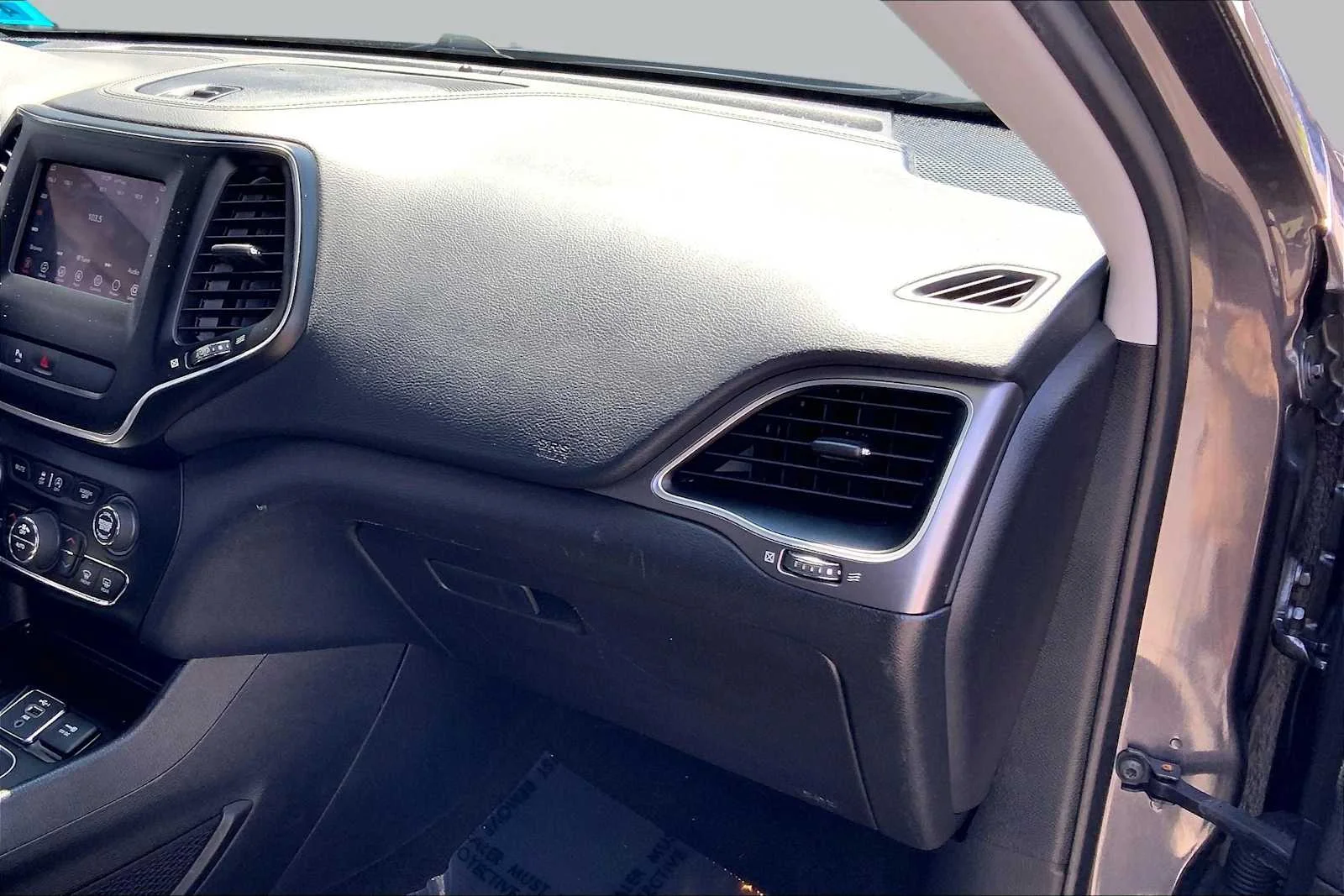Used 2020 Granite Crystal Metallic Clearcoat Jeep Latitude Plus image 18