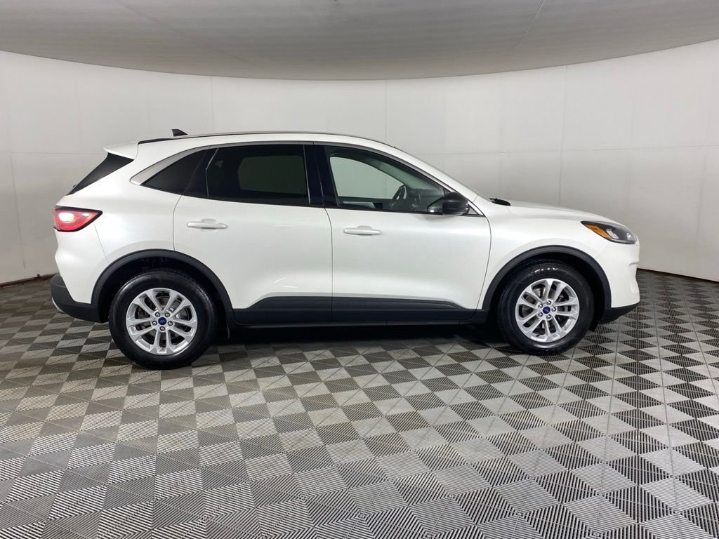 Used 2022 White Ford SE image 7