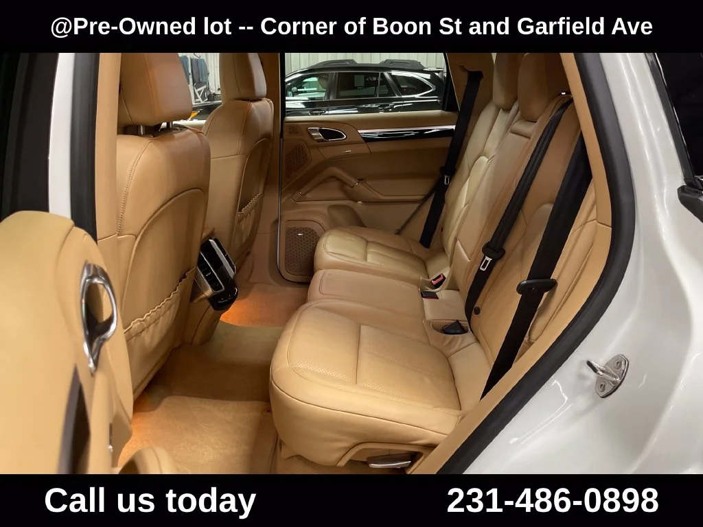 Used 2013  Porsche Diesel image 24