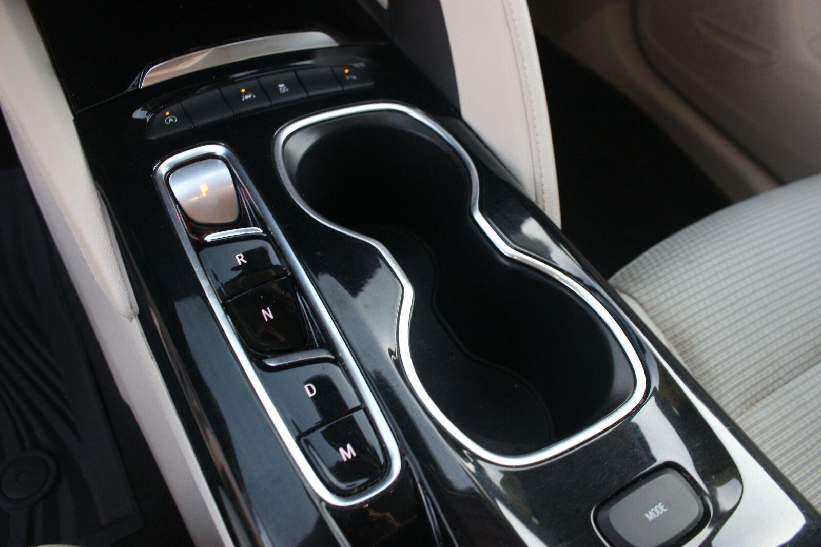 Used 2022 SUMMIT WHITE Buick Preferred image 21
