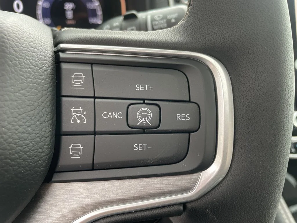 New 2026 Silver-Zynith Exterior Paint Jeep Limited Altitude image 32