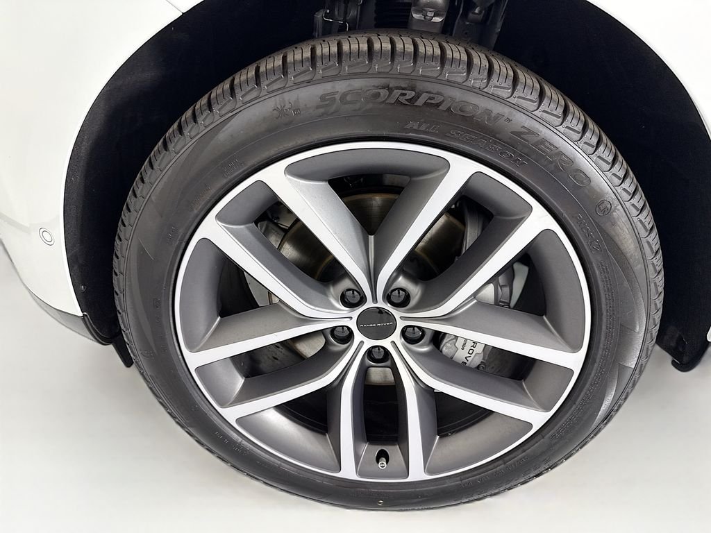 New 2026 Fuji White Land Rover SE image 30