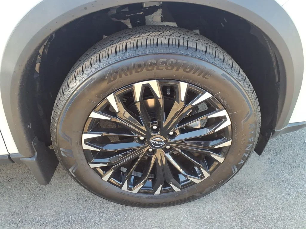 New 2026 Everest White Pearl TriCoat Nissan Dark Armor™ image 4
