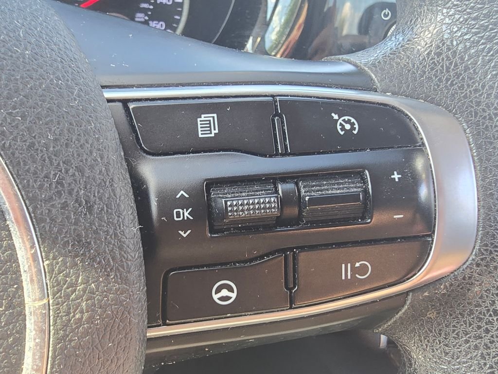 Used 2021 White Kia LXS image 27