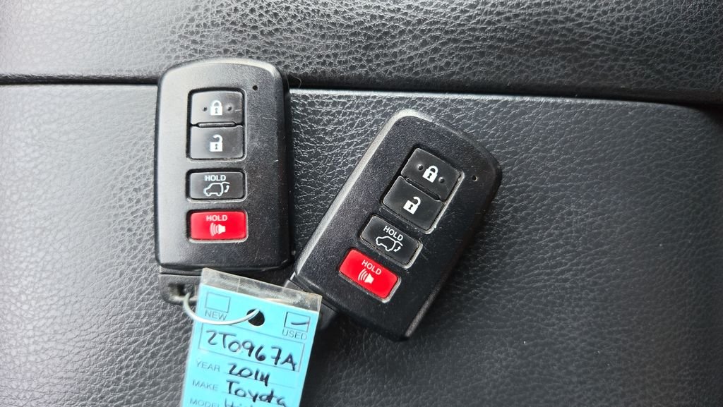 Used 2014 Silver Toyota XLE V6 image 56