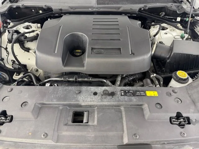 Used 2022 White Land Rover X-Dynamic HSE image 17