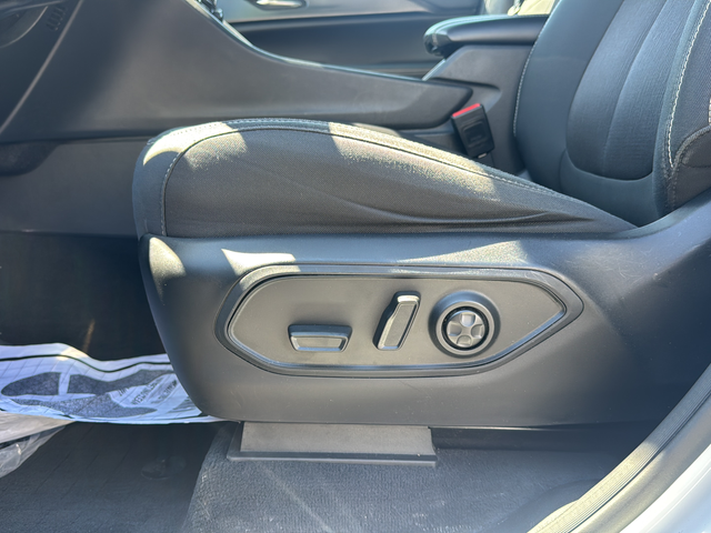 Used 2024 White Jeep Laredo image 18