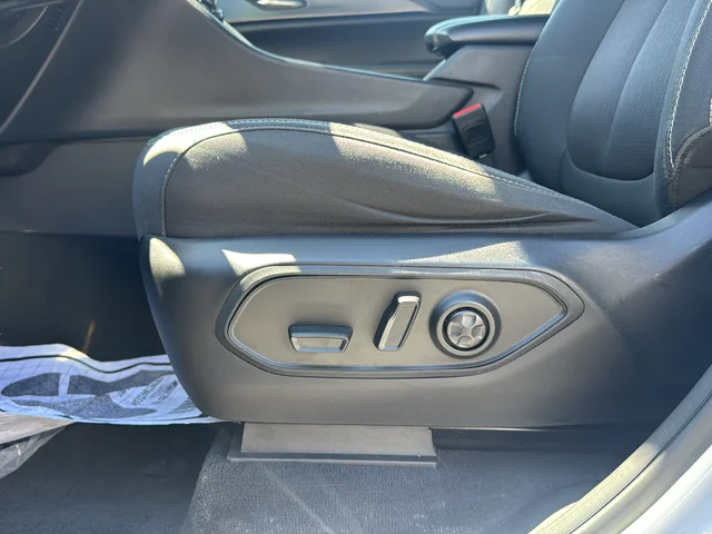 Used 2024 White Jeep Laredo image 18