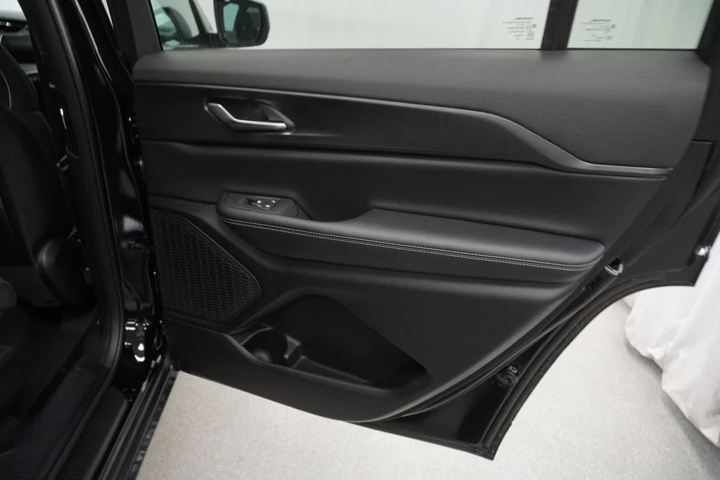 New 2026 Diamond Black Crystal Pearlcoat Jeep Laredo image 33