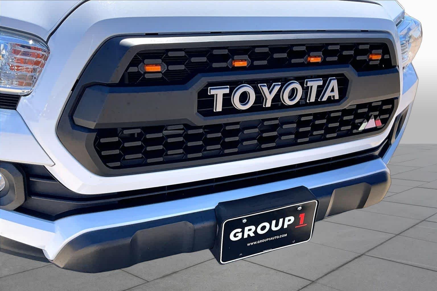 Used 2020 Super White Toyota SR5 image 30