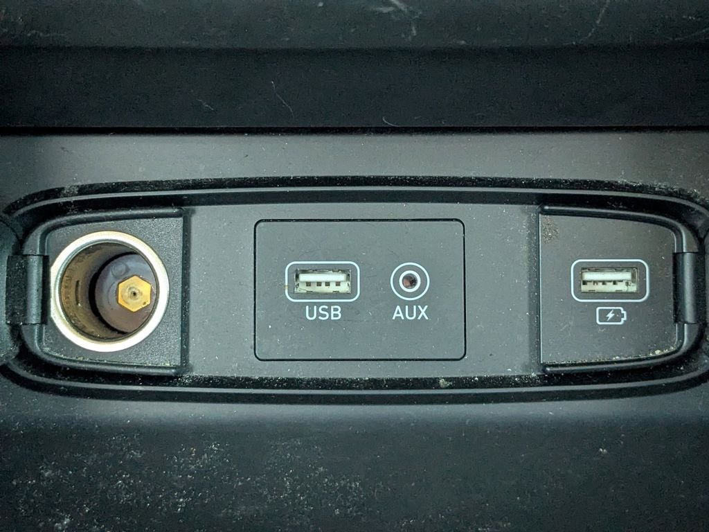 Used 2020 Green Hyundai SE image 28