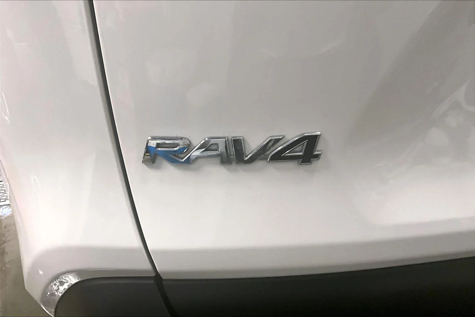 Used 2020 Super White Toyota XLE image 10