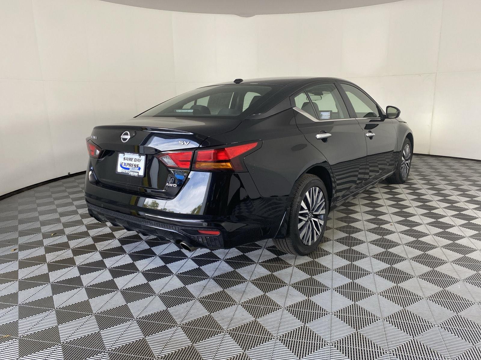 Used 2024 Super Black Nissan 2.5 SV image 8