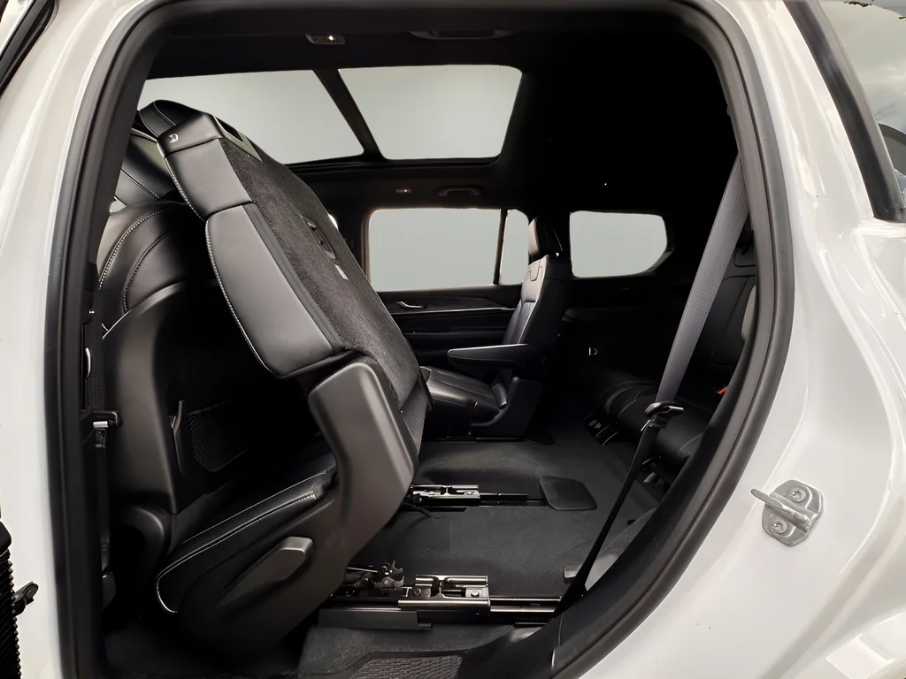 Used 2023 White/off-white Jeep Overland image 22