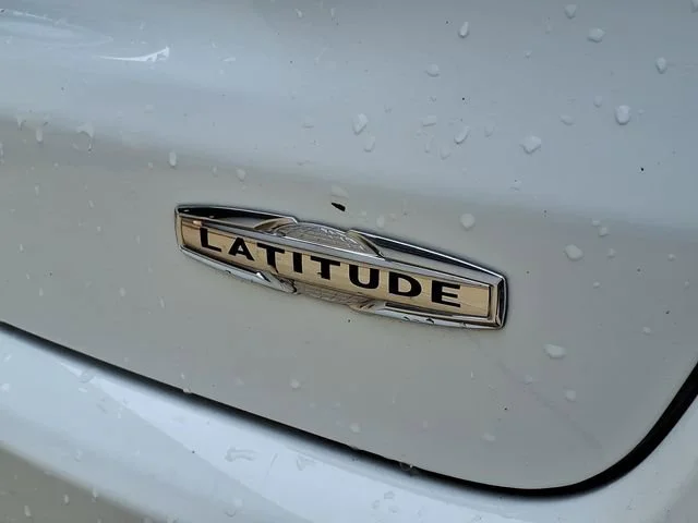 Used 2024  Jeep Latitude image 25