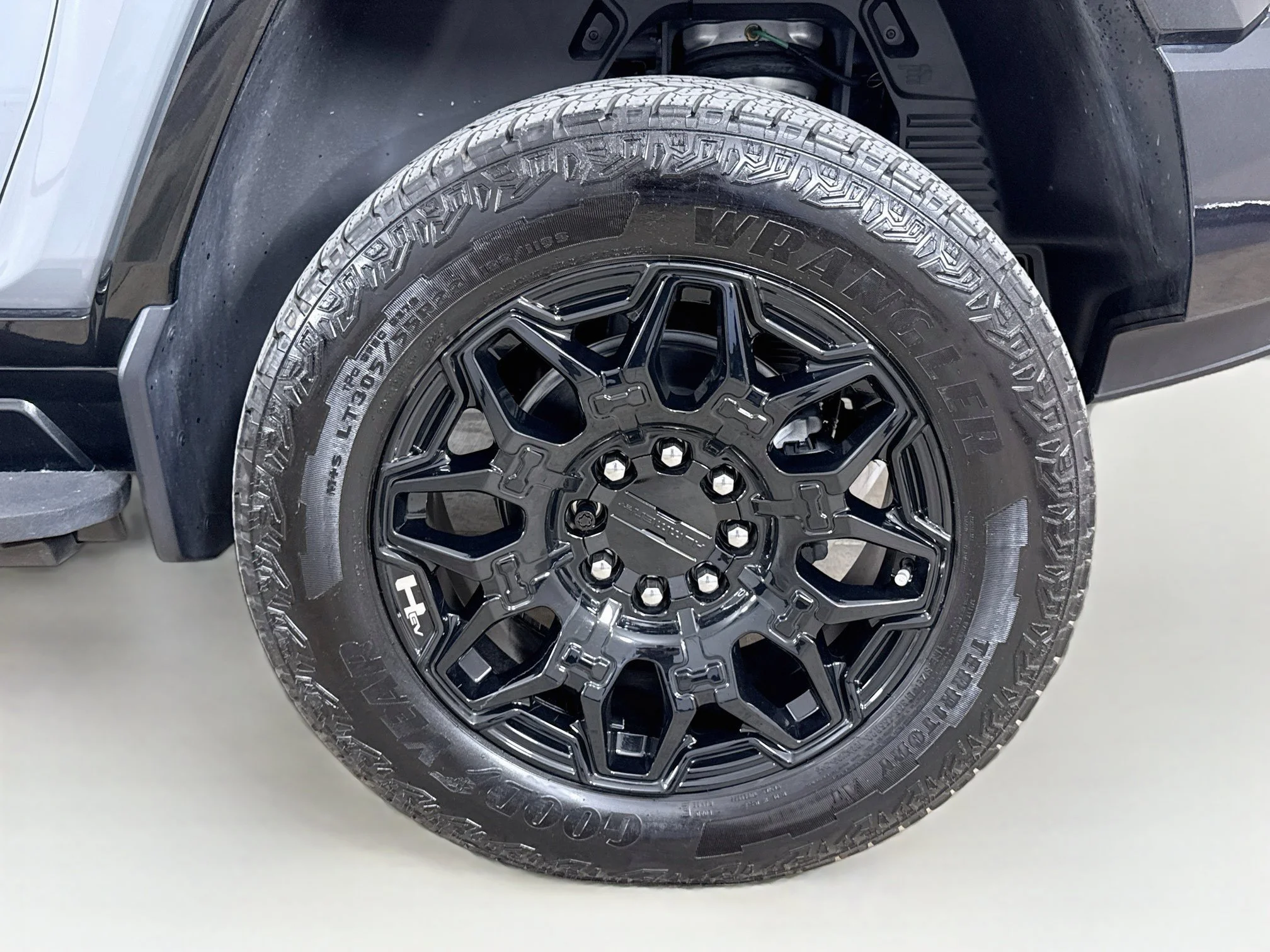Used 2025 Meteorite Metallic (Grey) GMC 2X image 33