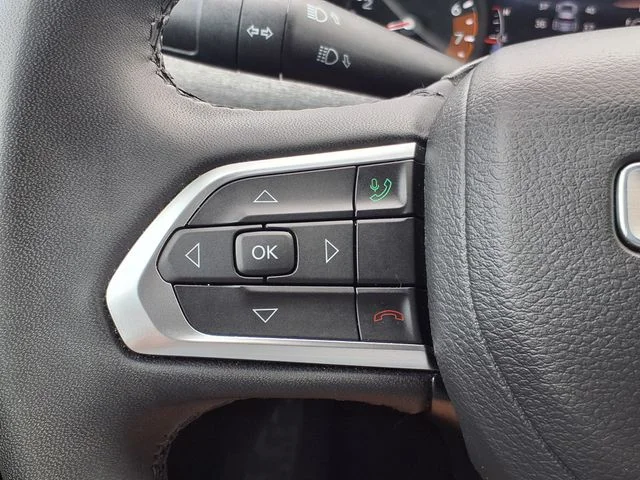 Used 2025 Silver Jeep Latitude image 33
