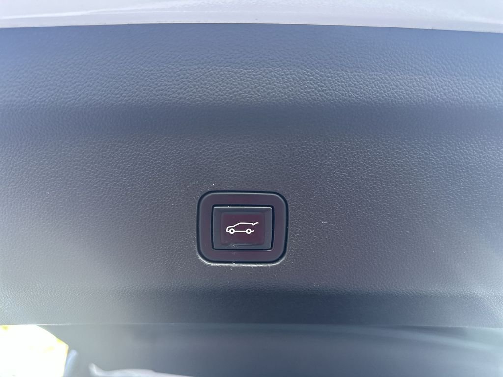 Used 2022 Summit White Chevrolet Z71 image 31