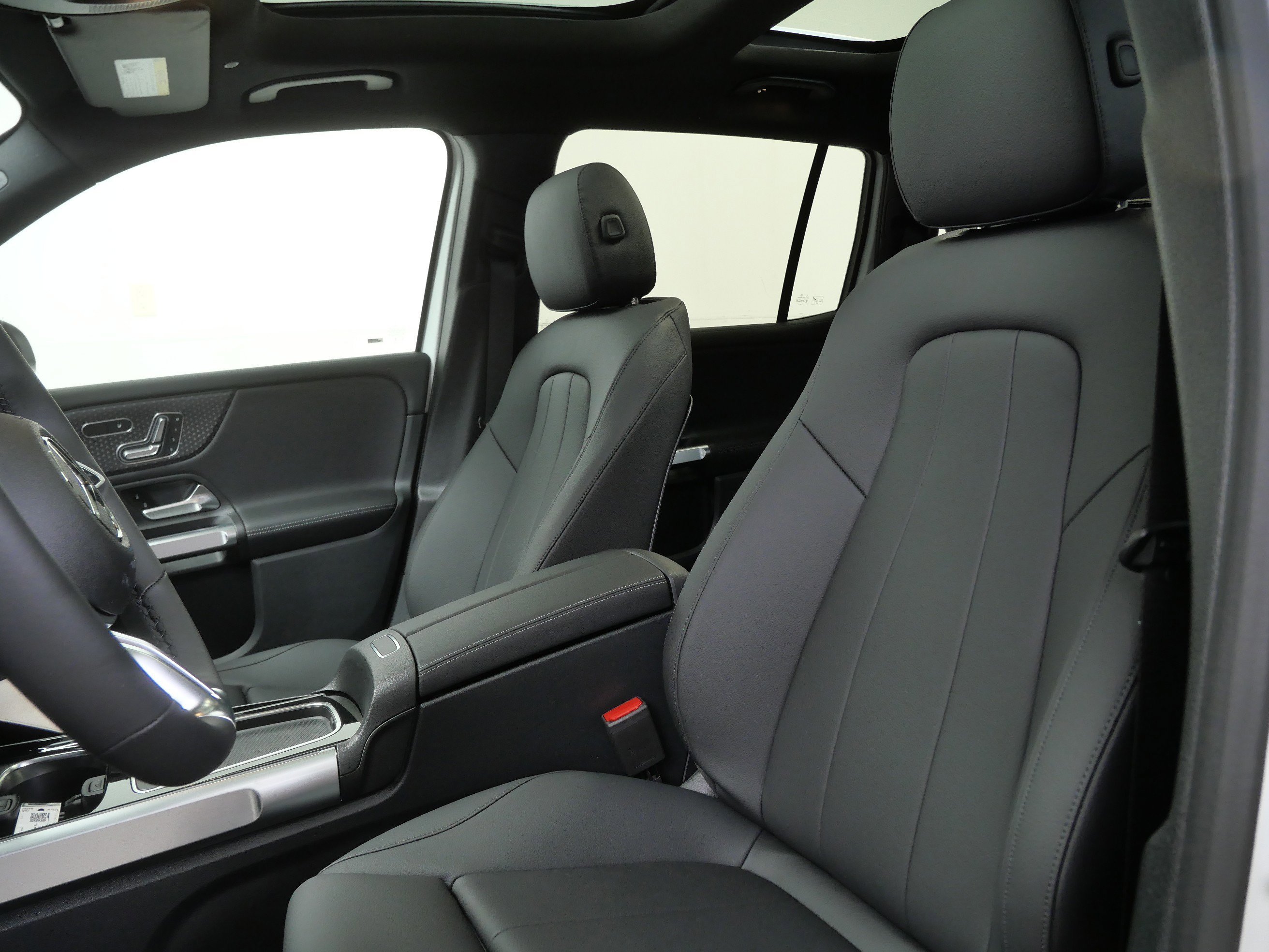 New 2026 Polar White Mercedes-Benz GLB 250 image 8