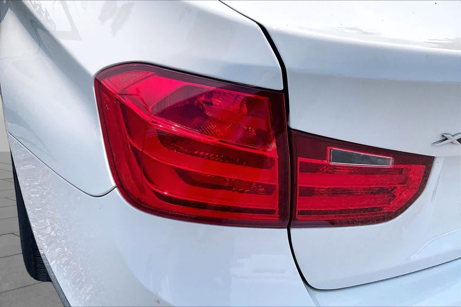 Used 2015 Alpine White BMW 320i xDrive image 29