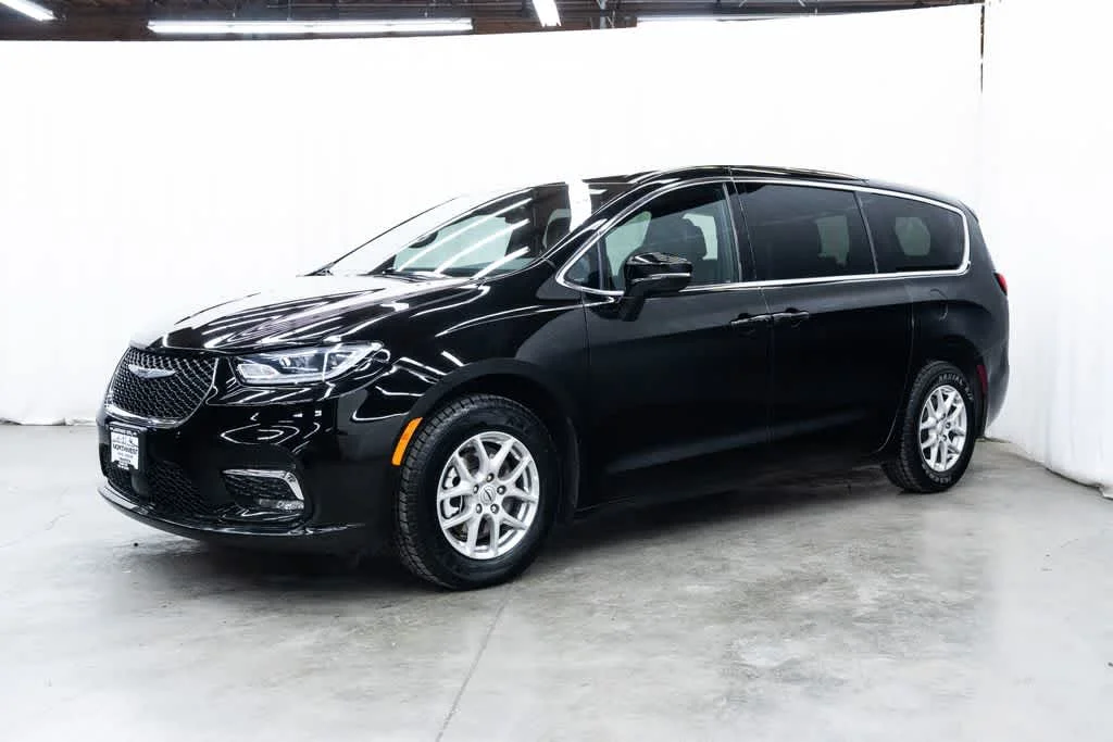 Used 2025 Diamond Black Crystal Pearlcoat Chrysler Select image 3