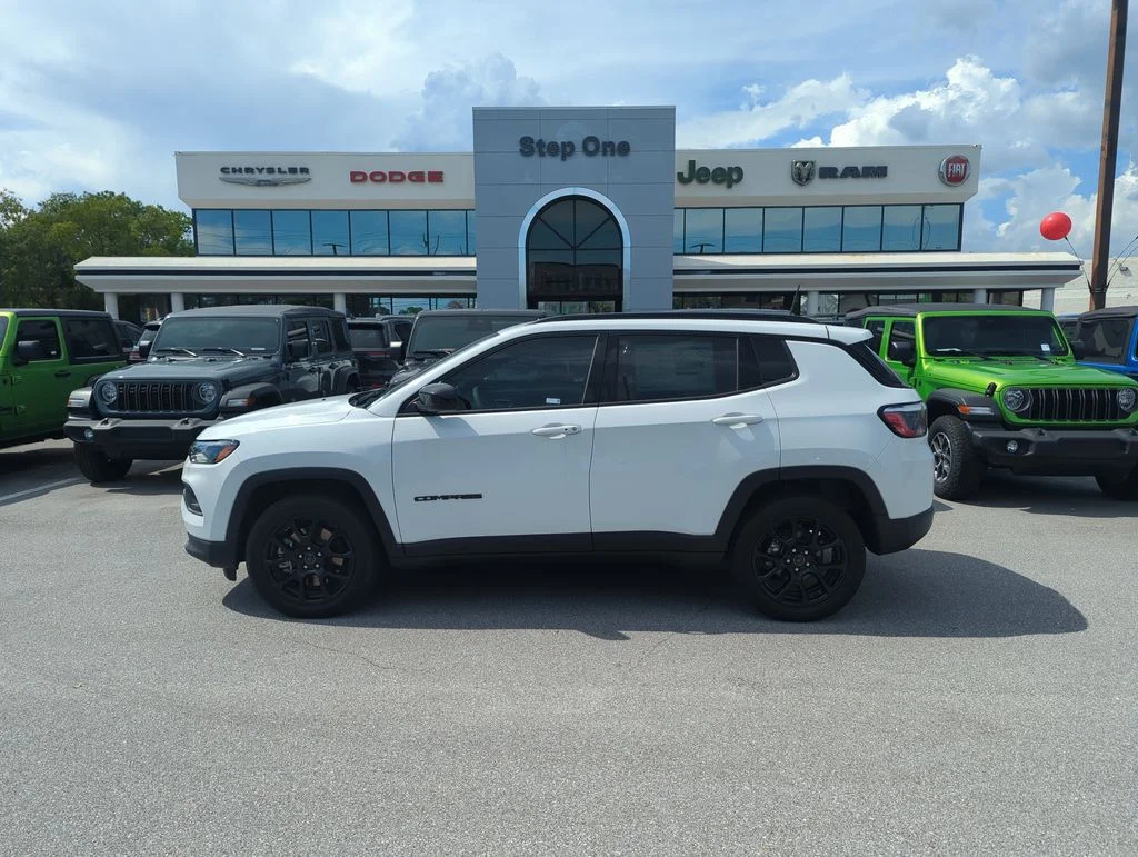 New 2026 Bright White Clear-Coat Exterior Paint Jeep Latitude image 4