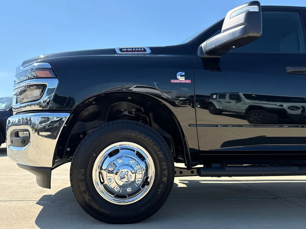 New 2026 Diamond Black Crystal Pearl-Coat Exterior Paint RAM Tradesman image 5
