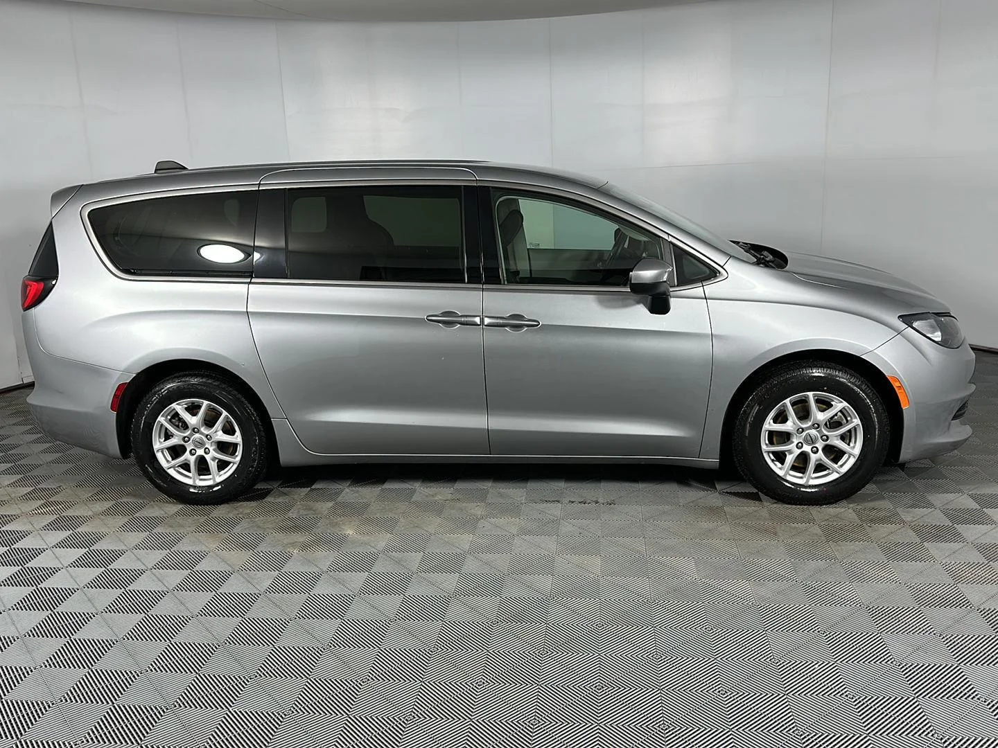 Used 2021 Billet Silver Metallic Clearcoat Chrysler LX image 25
