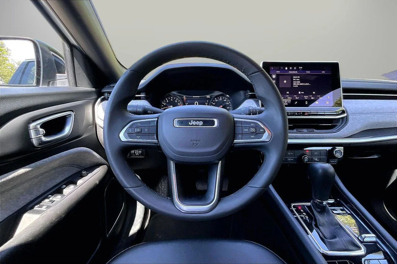 Used 2024 White/off-white Jeep Latitude image 11