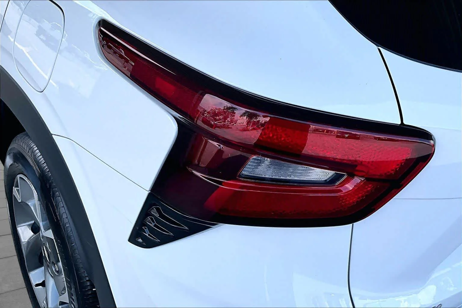 Used 2025 Summit White Chevrolet LT image 27