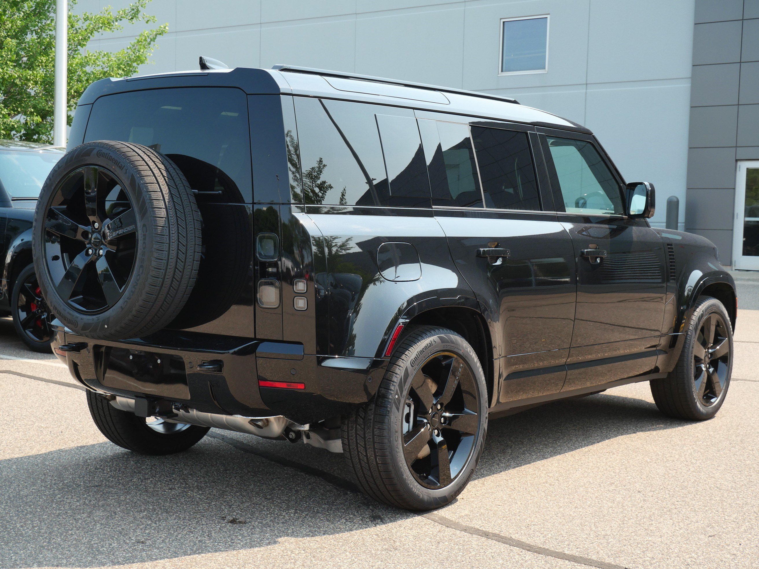 New 2026 Santorini Black Land Rover X-Dynamic SE image 2