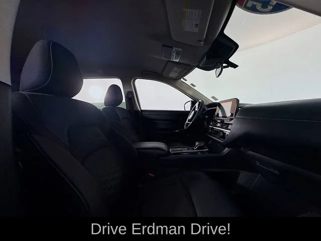 2025 Nissan Pathfinder SV - Photo 25