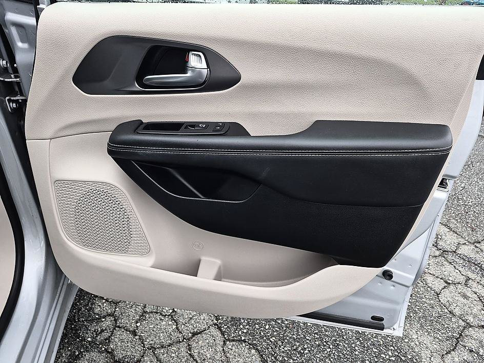Used 2024 Silver Mist Clearcoat Chrysler Touring L image 32