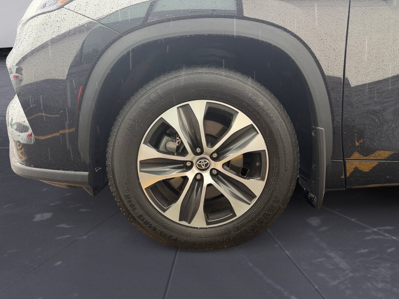 Used 2022 Amber Toyota XLE image 44