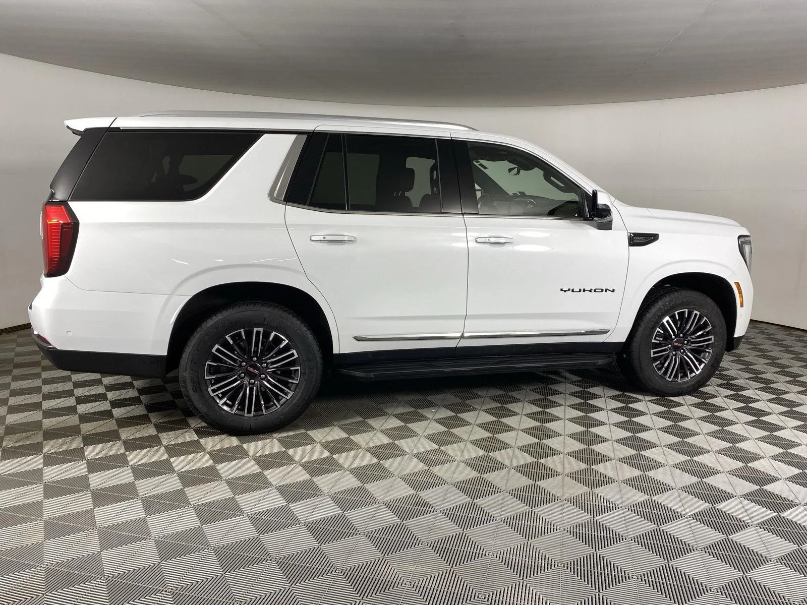 Used 2025 Summit White GMC Elevation image 11
