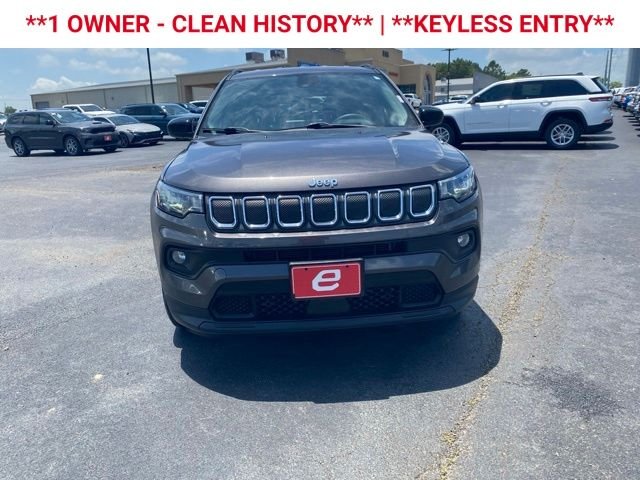 Used 2022 Granite Crystal Clearcoat Metallic Jeep Latitude image 2