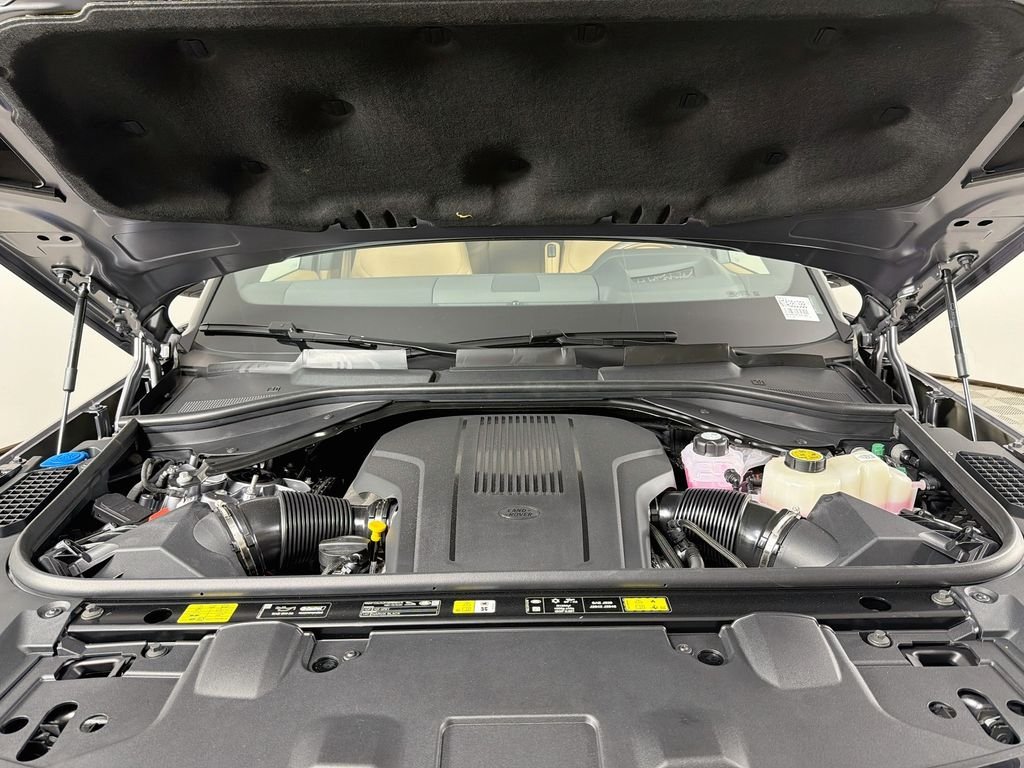 New 2026 Eiger Grey Land Rover SE image 32