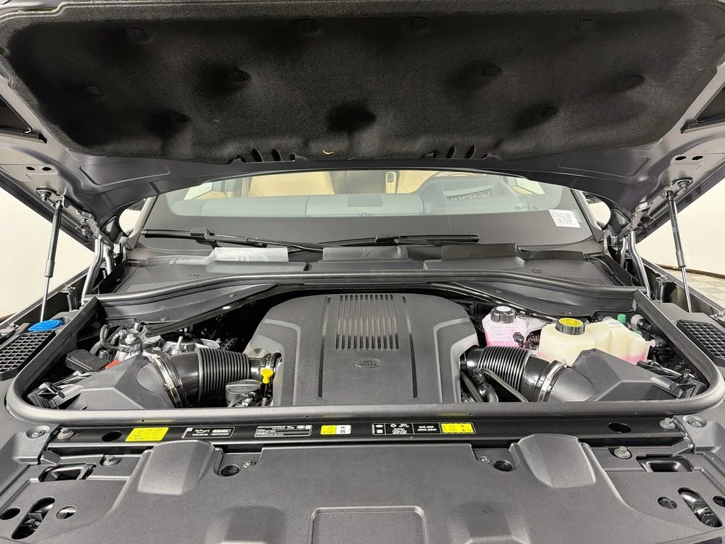 New 2026 Eiger Grey Land Rover SE image 32