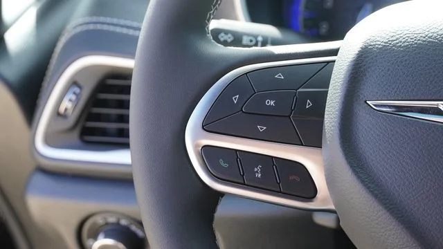New 2026 Diamond Black Crystal Pearl-Coat Exterior Paint Chrysler Select image 28