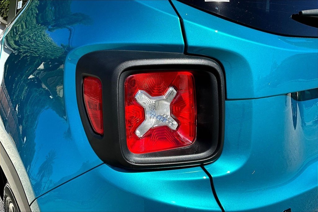 Used 2022 Teal Jeep Altitude image 23