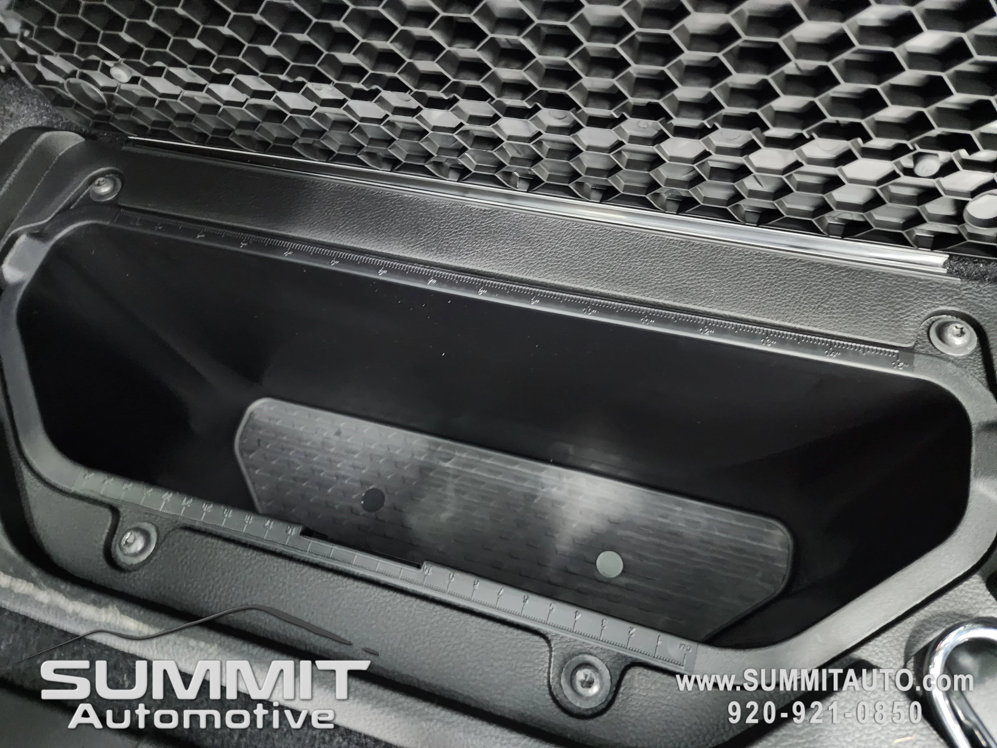 New 2026 Granite Crystal Metallic Clear-Coat Exterior Paint RAM Laramie image 46