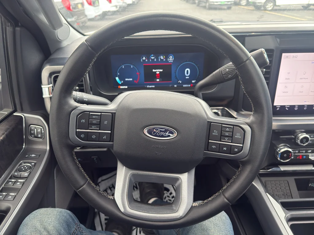 Certified Used 2025 Oxford White Ford LARIAT image 17