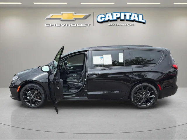 Used 2026  Chrysler Limited image 9