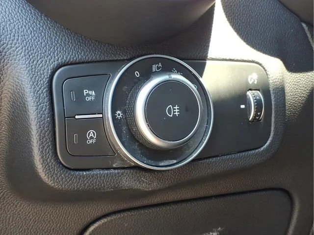 Used 2019  Alfa Romeo Ti image 17