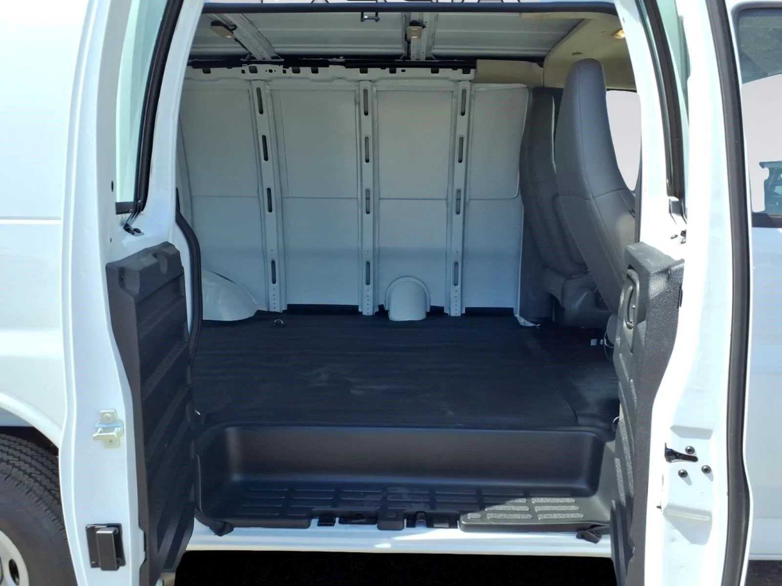 2026 GMC Savana Cargo Work Van - Photo 10