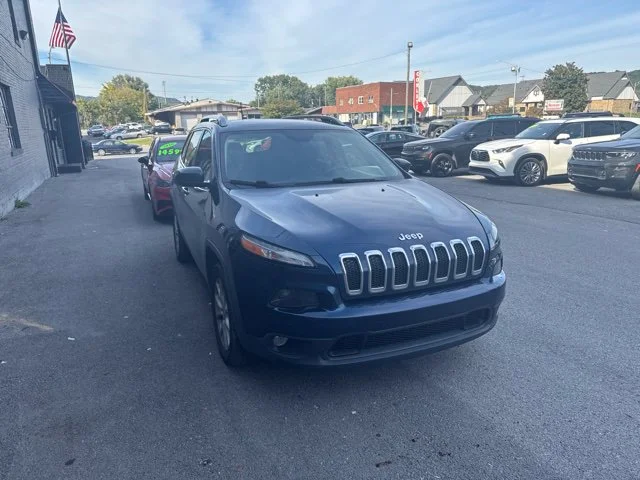 Used 2018 Blue Jeep Latitude image 6